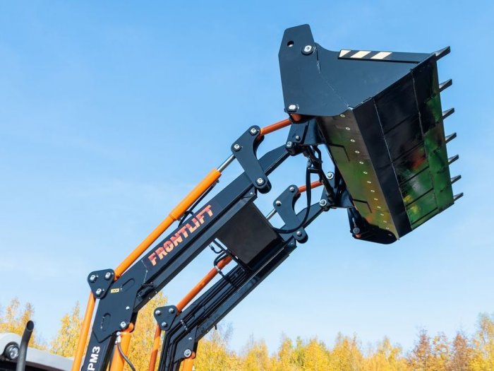 Краснокамский РМЗ адаптировал погрузчик FRONTLIFT к новым тракторам ULAN RT 904