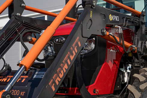 Погрузчик фронтальный FRONTLIFT-1200, с системой параллельного ведения, к тракторам ЛМЗ, YTO, LOVOL, DEUTZ-FAHR